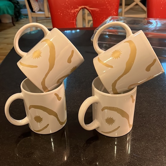 Oscar de la Renta Coffee Mugs. Gold and White designer swirls. Set of 4. - Picture 8 of 9